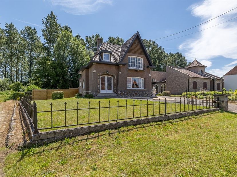 Karaktervolle vrijstaande cottagewoning uit 1963 op een perceel van 9a 11ca. De woning combineert een opvallende architectuur met ruime leefvertrekken