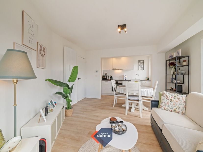 Découvrez ce bel appartement d'angle situé au deuxième étage d'une petite résidence au cœur de Mariakerke-Ostende. L'appartement comprend une chambre