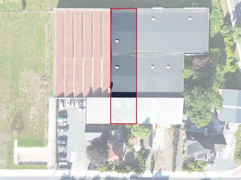 Gelegen aan het kruispunt van de Pittemstraat en de Randweg in Meulebeke bevindt zich dit magazijn van 400 m² aangevuld met 100 m² overdekte luifelrui