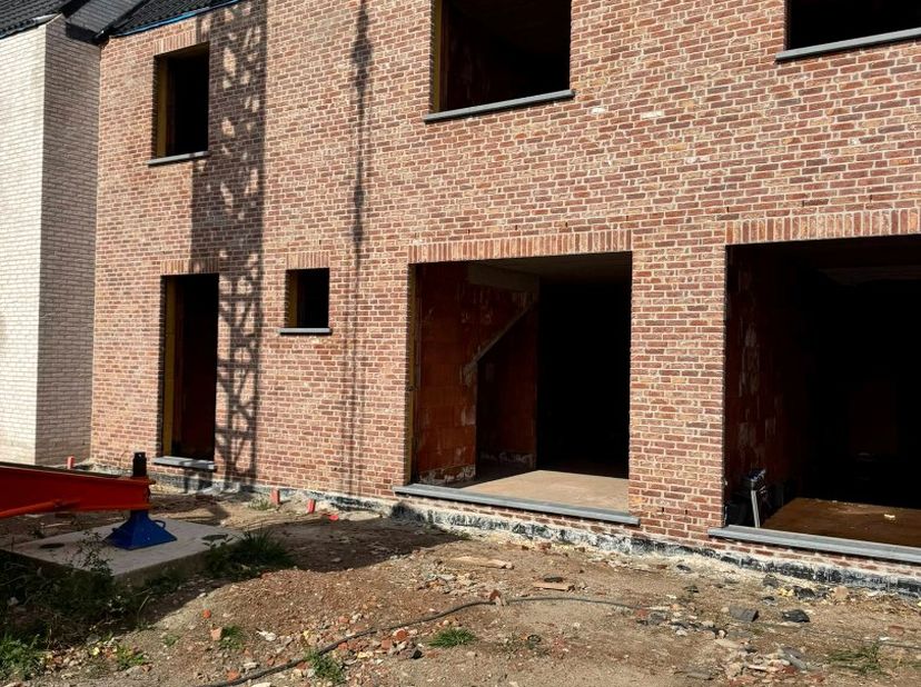 Rond de Mokkerkapel worden drie moderne BEN-woningen gebouwd op een toplocatie, op wandelafstand van scholen, winkels en openbaar vervoer. De woningen