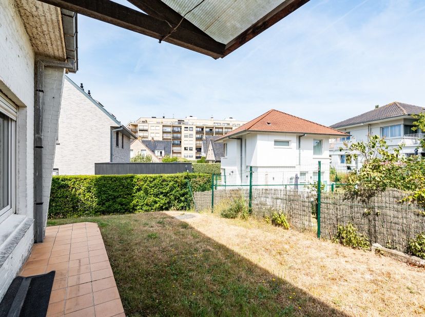 Charmante maison semi-mitoyenne à Koksijde, à seulement 150 mètres de la plage. Construite en 1964, cette maison se situe dans un quartier résidentiel