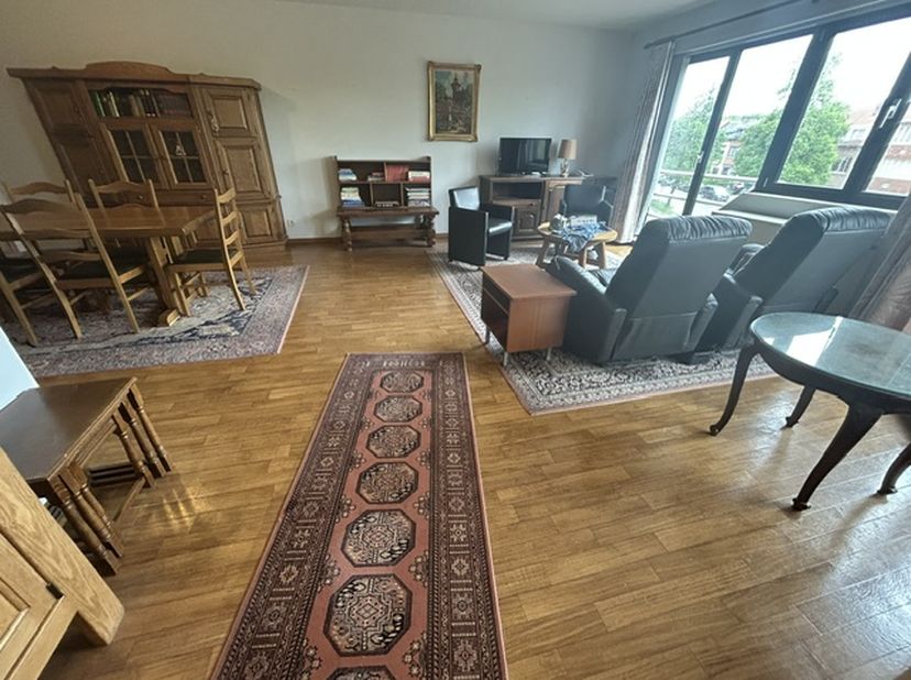 Cet appartement spacieux d'une surface habitable de 116 m² est situé dans une petite résidence, dans un excellent emplacement à proximité du centre d'