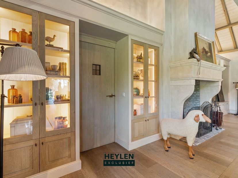 Exclusief gerenoveerde hoeve, luxueus afgewerkt en gelegen op een prachtig perceel van ca. 2.130 m², midden in het groen.<br />
<br />
<br />
<br />
