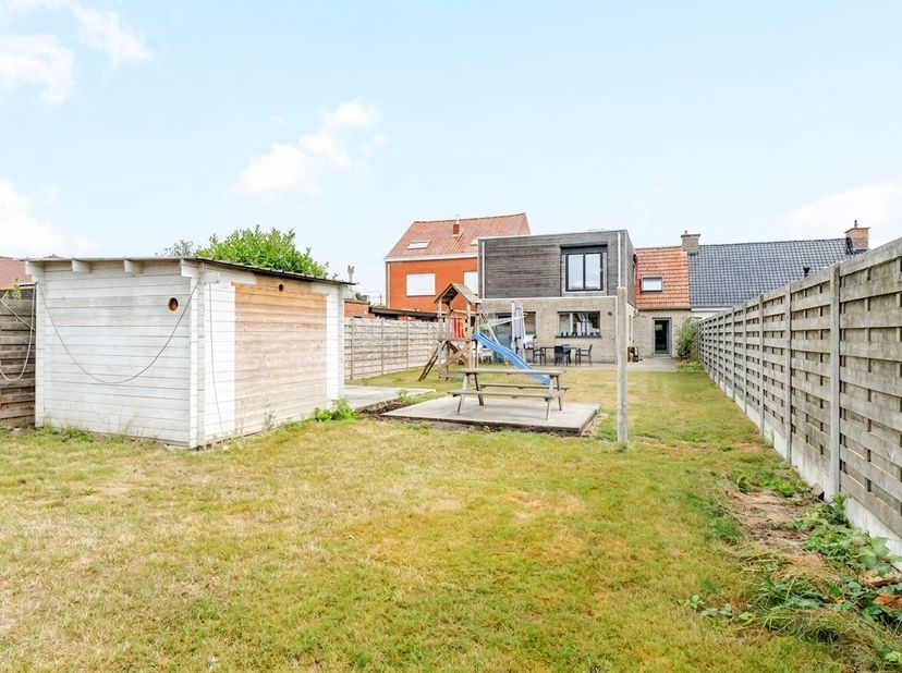 In de Lindenstraat in Roeselare, een zeer rustige, kindvriendelijke straat én vlakbij het centrum van Roeselare, vinden we deze ruime woning met grote