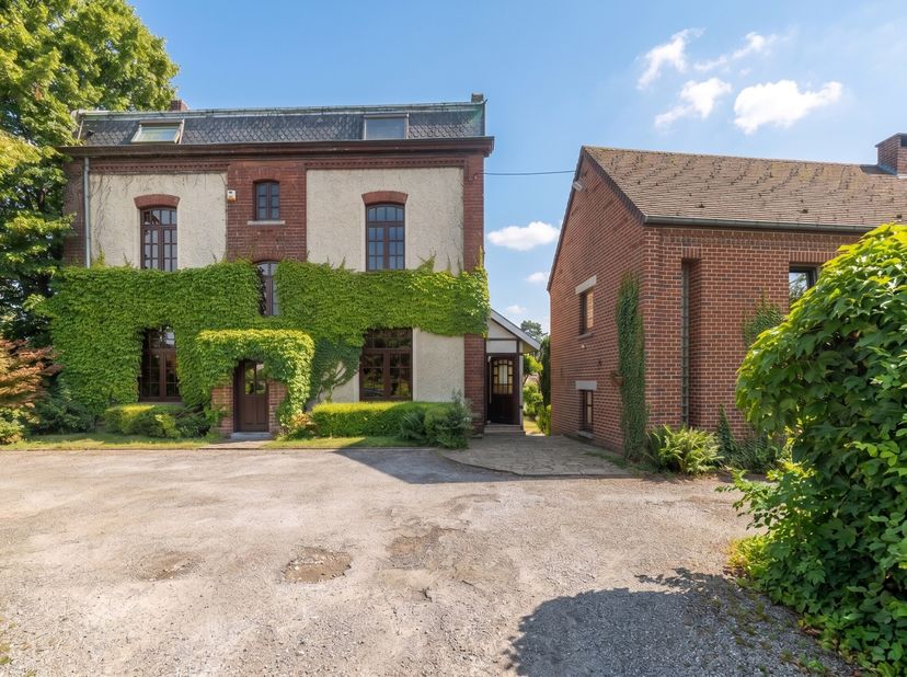In Roselies, aan het einde van een doodlopende oprijlaan, biedt deze herenwoning volgens het EPC ongeveer 367 m² op een perceel van 7.190 m². De eigen