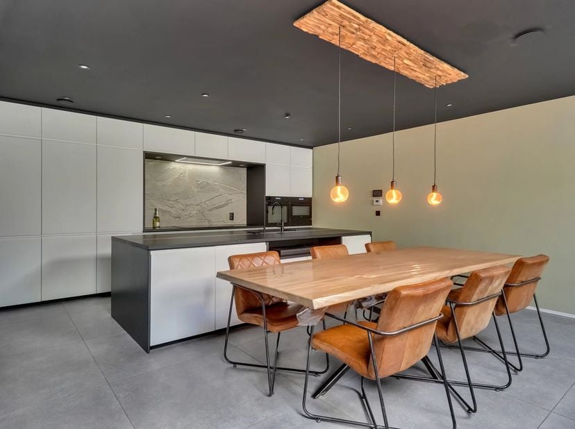 Gelegen in het rustige en landelijke Vliermaalroot bevindt zich deze moderne, gesloten bebouwing die luxe, ruimte, comfort en energiezuinigheid moeite