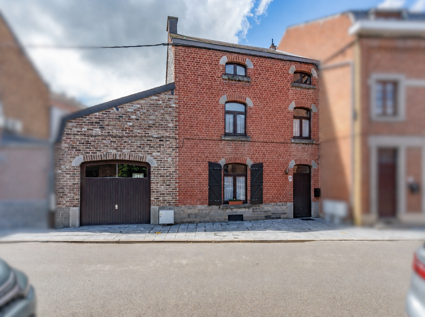 EASYHOME vous propose cette charmante maison idéalement située en plein centre de Rochefort, à proximité immédiate des commerces, écoles et commodités