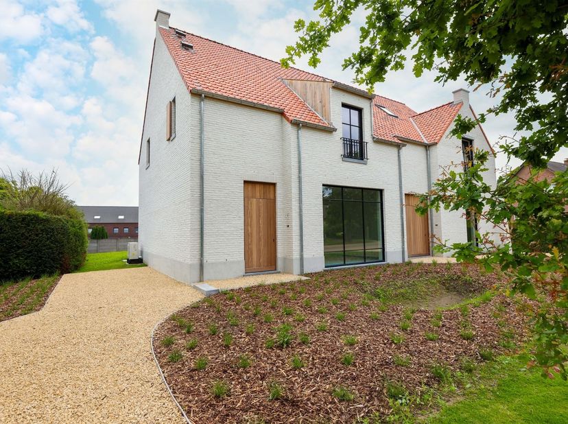 Ruime landelijke nieuwbouwwoning (208m²) in het rustige en groene Kortessem<br />
<br />
Op de Lievehereboomstraat ter hoogte van huisnummer 14 bied