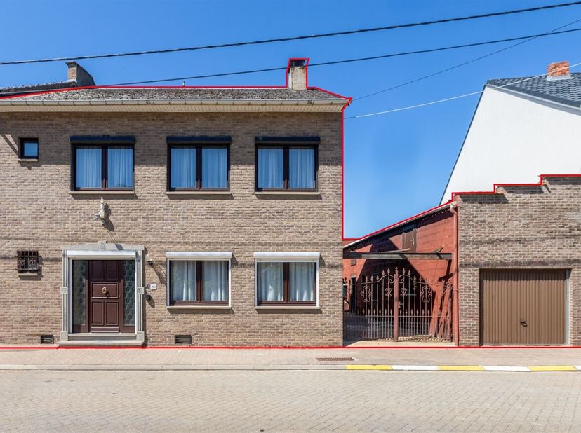 Charmante gezinswoning met 3 slaapkamers<br />
Bent u op zoek naar een ruime woning die u volledig naar eigen smaak kunt moderniseren? Dan is deze gez