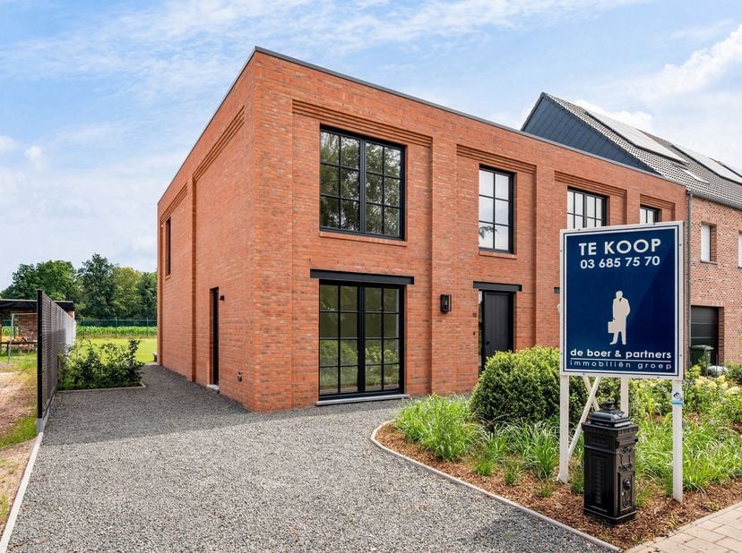 Halfopen, moderne, kwalitatieve nieuwbouwwoning met warmtepomp en zonnepanelen en weids groen uitzicht.<br />
Deze recente en kwalitatieve nieuwbouwwo
