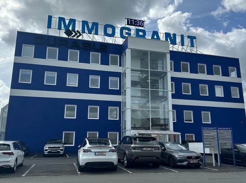 397m² kantoren op 2e verdieping van Immogranit Building in Drongen - opsplitsbaar: 212m² + 185m²<br />
Ligging: vlakbij afrit E40 en R4; visibiliteit