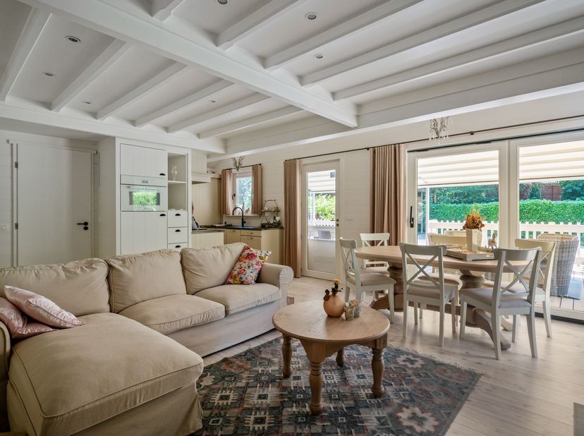 Chalet met 2 slpk op 16a 48ca<br />
<br />
Dit buitenverblijf werd oorspronkelijk gebouwd in 1997 en onderging in 2010 een grondige renovatie. De ch