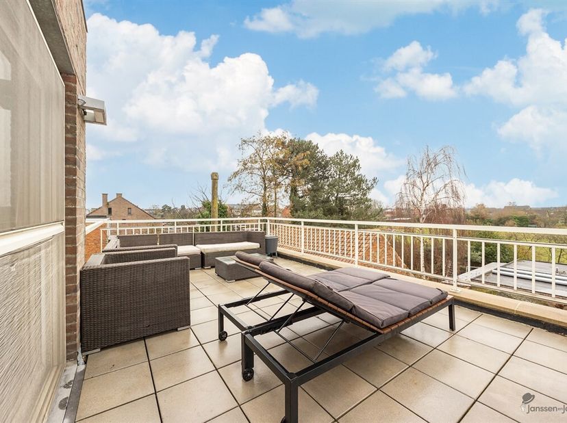 Dans une rue calme proche du centre de Hoevenen, vous trouverez cet appartement bien entretenu d'environ 60 m², où le confort et l'espace extérieur so