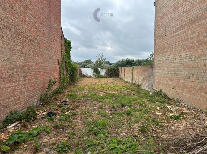 Op zoek naar een gunstig gelegen bouwgrond? In de Pannenstraat te Heist bevindt zich dit perceel met een oppervlakte van 224 m². Dankzij de centrale l