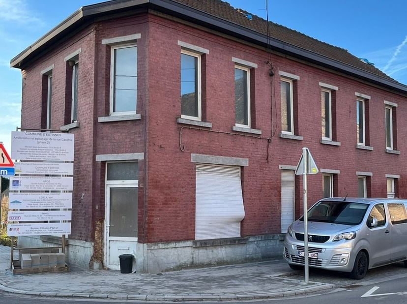 Superbe projet immobilier : 2 maisons à rénover (raccordement aux égouts effectués)&amp;nbsp;<br />
Projet idéalement situé à 10 minutes en voiture du cen