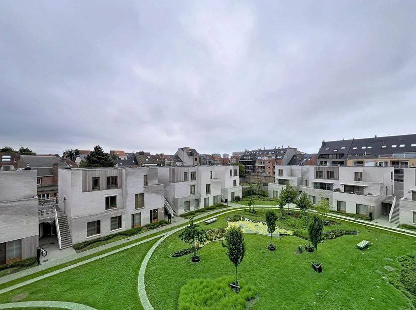 Het appartement gelegen in het Rose d'Ivry Park te Oostende bevindt zich op de ideale ligging wie houdt van rust en natuur. De indeling van het appart