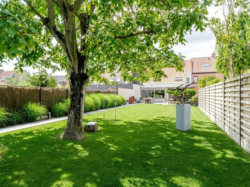 Deze gezinswoning combineert een ruim woonvolume met een uitstekende energetische score. De woning werd ongeveer tien jaar geleden volledig gerenoveer