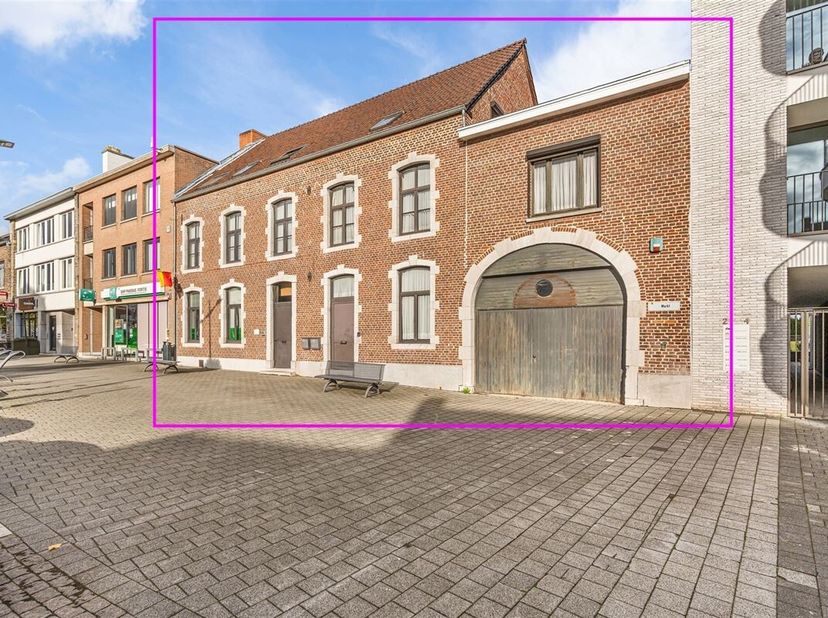 RICHTPRIJS: € 745.000,00. Woonhuis met kantoor en verhuurd appartement in het hart van Herk-de-Stad Markt 32. Het pand is bouwkundig erfgoed en maakt
