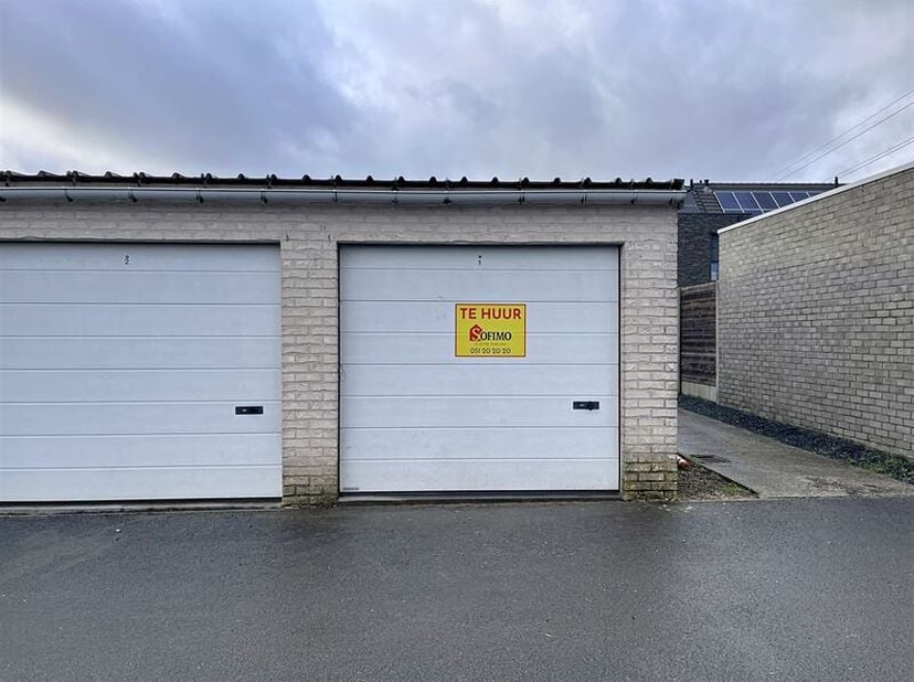 Garagebox nabij centrum Rumbeke<br />
Ter hoogte van Odiel Defraeyestraat 13. <br />
Onmiddellijk beschikbaar. <br />
Momenteel beschikbaar:<br />
Gar