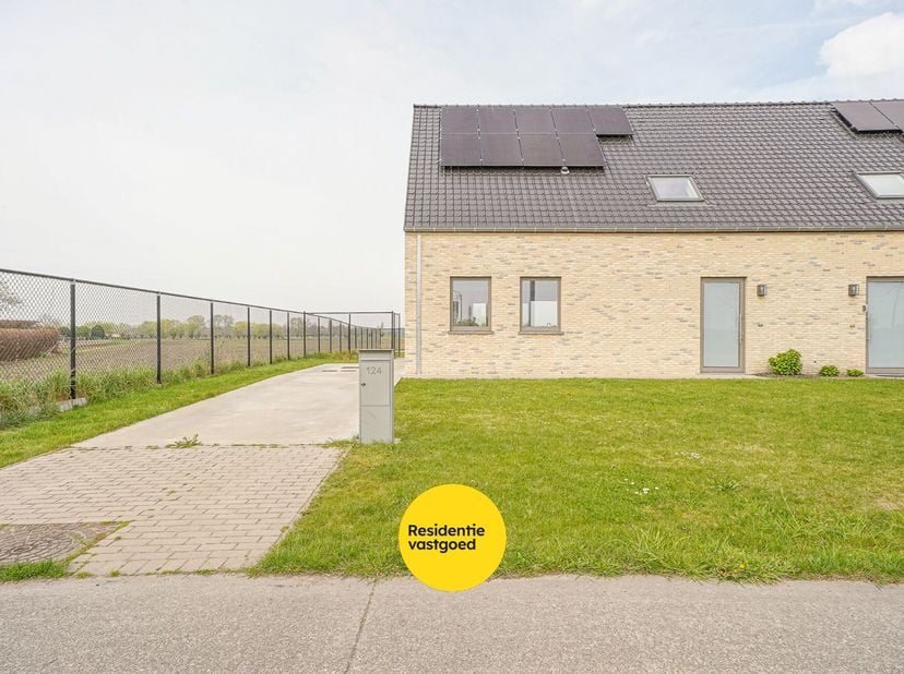 Recente halfopen woning te huur in Aartrijke. Deze woning bevat een inkomhal met apart toilet, toegang tot berging/ wasruimte, leefruimte met open keu