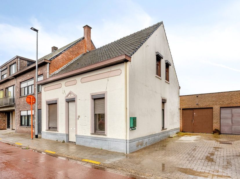 Deze te renoveren woning is gelegen in de Heistraat in Geel, op een uiterst centrale locatie. Dankzij de gunstige ligging bevinden scholen, winkels, o