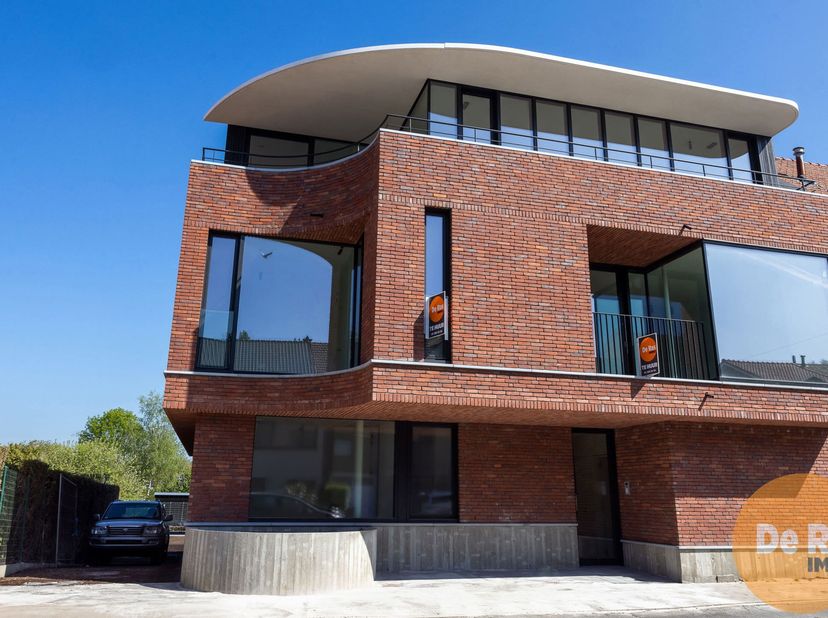 DENDERMONDE - Uniek appartement op topligging<br />
Plan uw bezoek door een mailtje te sturen naar siegervanderstraeten@immoderas.be<br />
Dit hoogwaa