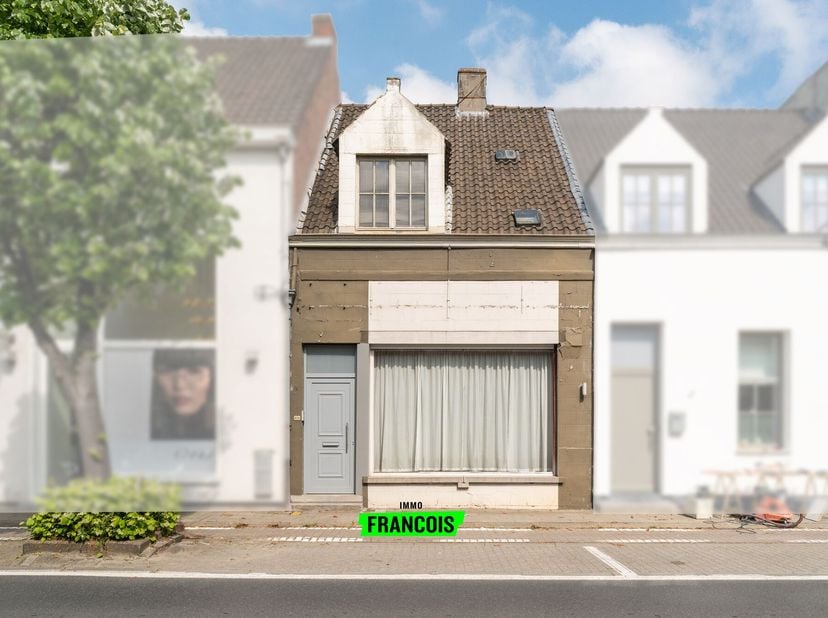 Deze woning is gelegen op de Dendermondsesteenweg, in het hart van Destelbergen. Dankzij de centrale ligging bevinden winkels, scholen, dagelijkse voo