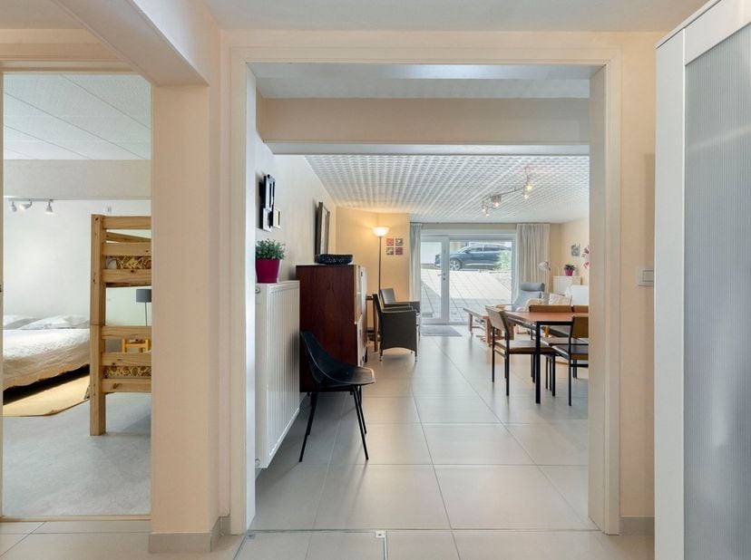 Ruim twee slaapkamer appartement gelegen in een rustige zijstraat van de Zeedijk. Het appartement beschikt over een badkamer met douche en een afzonde