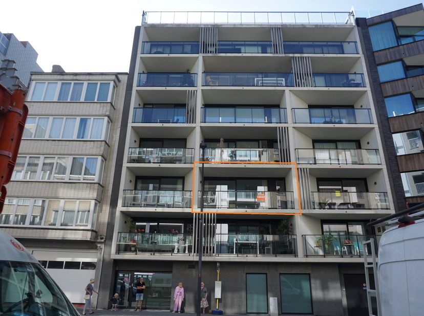 Recent appartement in de residentie "Courtense", gelegen in het bruisende stadscentrum van Oostende, in de Torhoutsesteenweg 20. Het appartement is op
