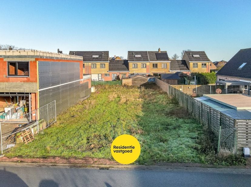 Rustig gelegen perceel bouwgrond van 487 m² voor halfopen bebouwing (koppelbouw). Ideaal voor het realiseren van een ruime gezinswoning met 2 bouwlage