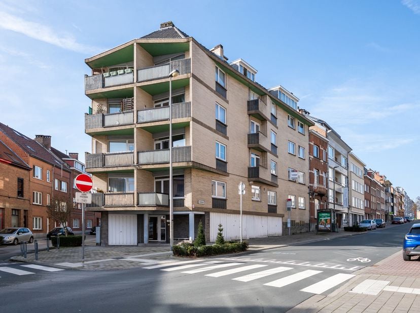 WOLUWE-SINT-LAMBRECHTS-WOLUWE – Gelegen in de onmiddellijke nabijheid van het Tombergplein en alle voorzieningen, mooi APPARTEMENT (2 slpk / 1 badk) v