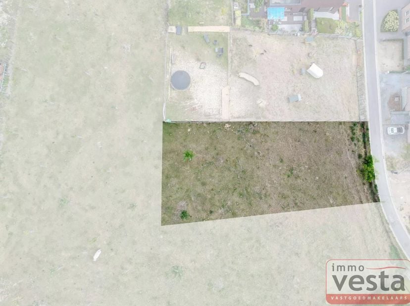 Deze ruime grond ligt in de rustige Pluimerssteeg in het landelijke Groot-Gelmen. De bouwgrond is 8a 92ca groot en ligt op een talud. De verkavelingsv