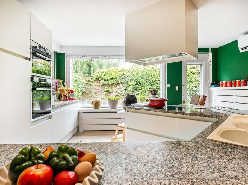 U wordt verwelkomd in een royale inkomhal met toegang tot de bijzonder ruime inpandige garage van ca. 55 m². De leefruimte vormt het hart van de wonin