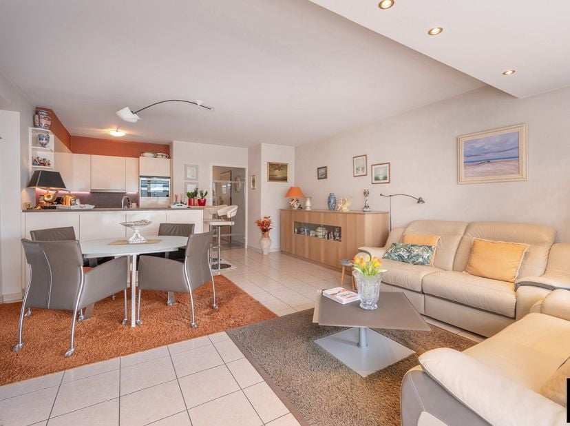 Appartement op een aantrekkelijke ligging met een zuidwestgericht terras aan de voorzijde en aan de achterzijde . <br />
De brede leefruimte met open