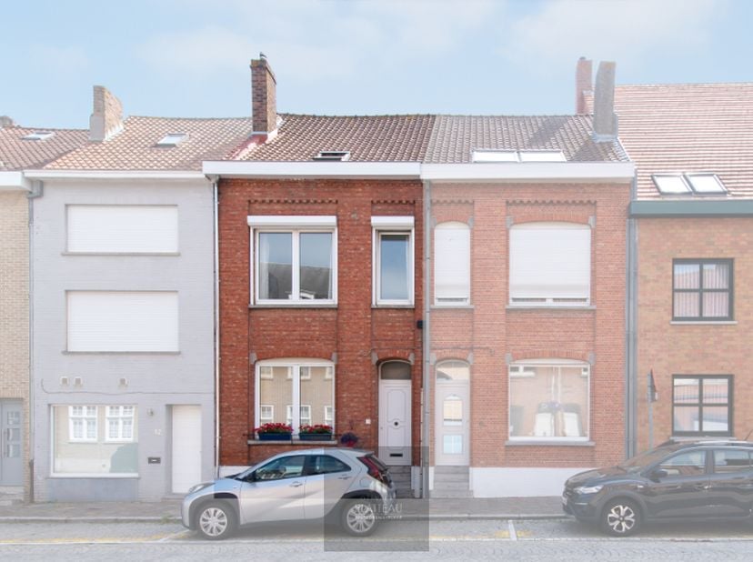 In de Kokstraat 14, midden in het historische hart van Nieuwpoort-Stad, bevindt zich deze karaktervolle en ruime stadswoning gelegen op een perceel va