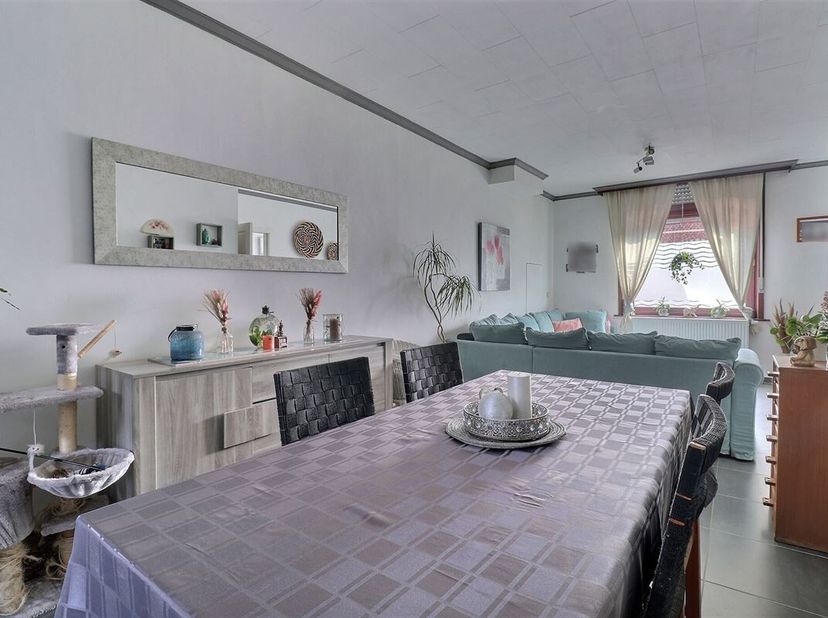 Jolie maison de ville comprenant hall d'entrée, séjour, cuisine équipée, salle de douche, buanderie, cave, WC séparé, terrasse et jardin ainsi qu'à l'