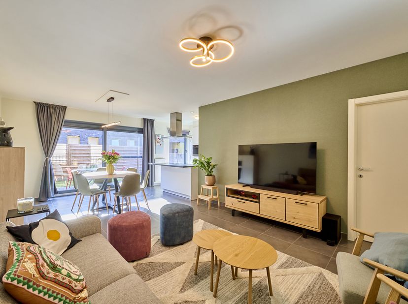Instapklaar gelijkvloers appartement met 2 slaapkamers, tuin met terras, parking en kelderberging in Kuringen. Dit verzorgd appartement (82m² - bron E