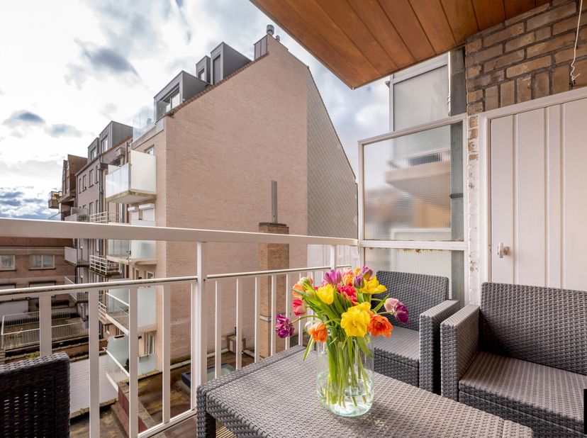Charmante pied-à-terre, ideaal gelegen in de Dumortierlaan, op slechts enkele stappen van de zee en de exclusieve winkelstraten van Knokke.Indeling: i