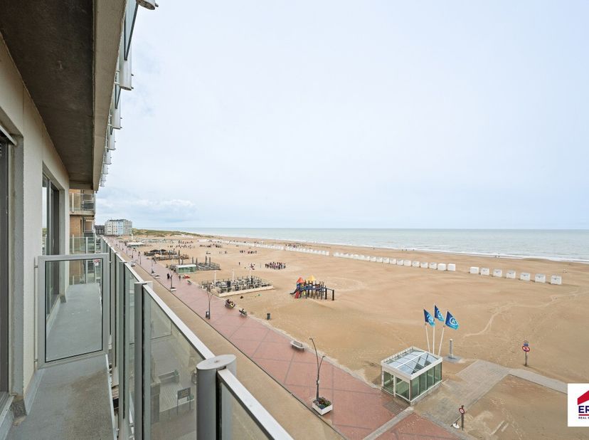 Te koop: Studio met frontaal zeezicht. Studio op toplocatie aan de zeedijk met een adembenemend frontaal zeezicht en een uniek panoramisch uitzicht ov