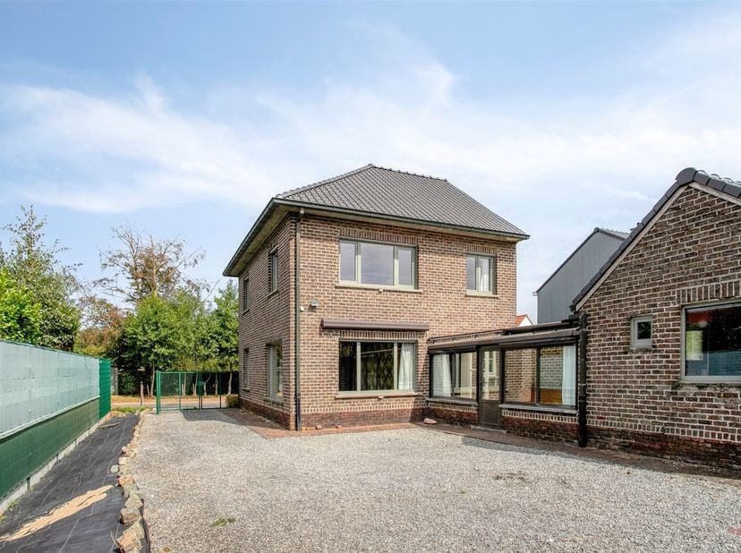 Découvrez cette spacieuse maison semi-ouverte avec terrain constructible attenant, située au 68 de la Machelenstraat à Petegem-aan-de-Leie.<br />
Ave