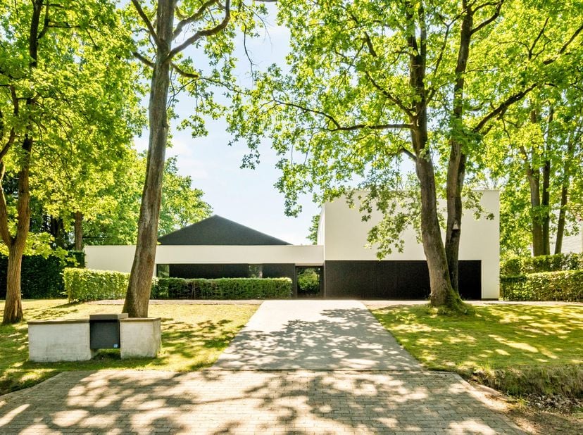 Ontdek deze uitzonderlijke villa, prachtig gelegen in het groene en gegeerde Oud-Turnhout. Dit unieke eigendom werd in 2018 compleet gerenoveerd en (d