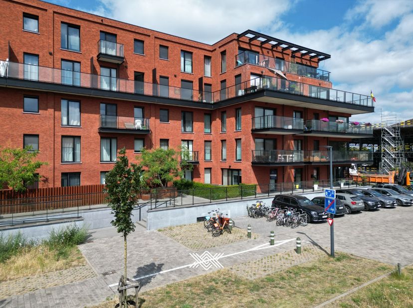 Dit lichtrijk gelijkvloers appartement maakt deel uit van de succesvolle ontwikkeling København. Deze residentie bevindt zich in een wijk die volop in