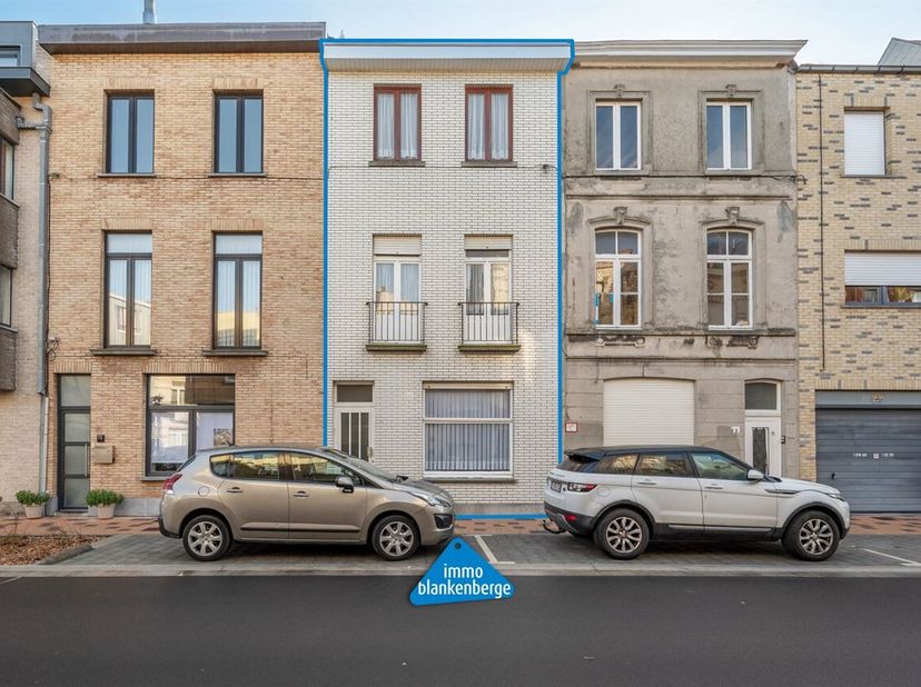 Ontdek deze verrassend ruime rijwoning in het hart van Blankenberge, gelegen in de rustige Van Maerlantstraat. Dit karaktervolle huis biedt een uitzon