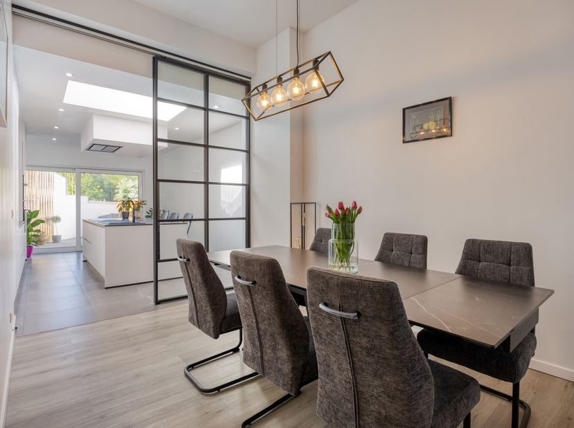 Volledig gerenoveerde woning van kop tot teen, gunstig gelegen nabij het station, met o.a. een bewoonbare oppervlakte van 175 m², 3 slaapkamers en een
