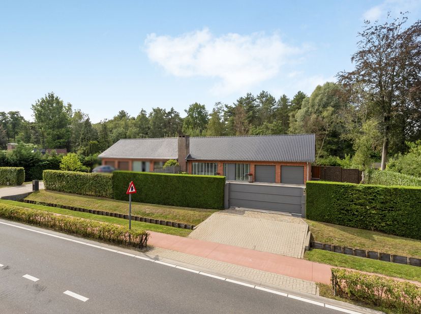Instapklare, moderne gezinswoning met 3 slaapkamers, veranda en verzorgde tuin.<br />
INDELING<br />
Gelijkvloers<br />
Hier bevindt zich een lichtrij
