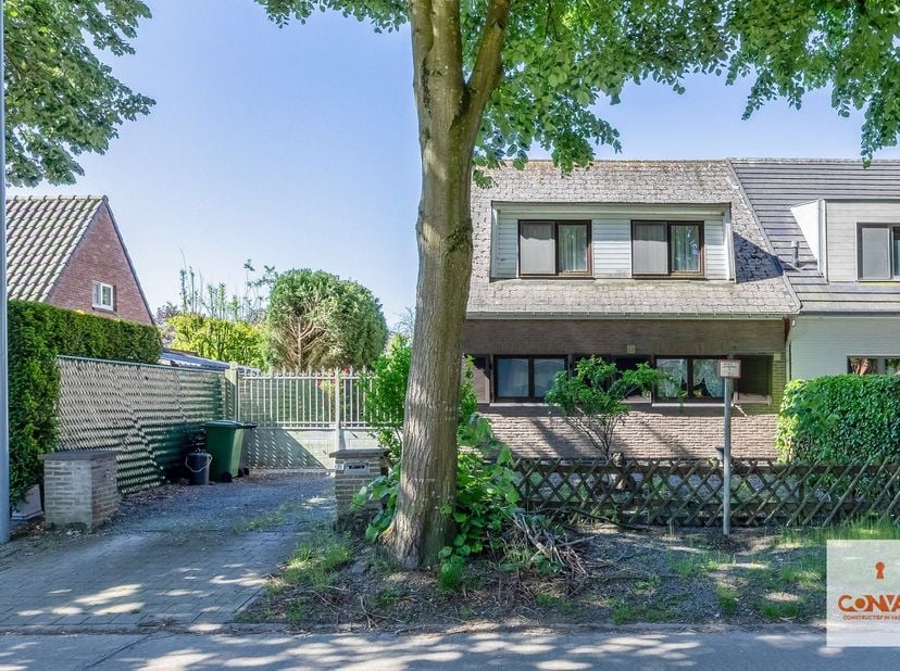 Deze woning bevindt zich op een gegeerde locatie in een rustige en residentiële buurt in Baarle-Drongen. De woning zelf is te renoveren en biedt veel