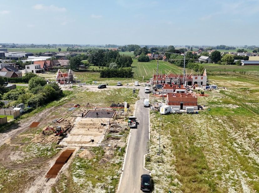 Langs de Hovaerestraat (rechts naast huisnummer 70) in Koekelare realiseren ze deze nieuwe verkaveling waar lot 4 te koop is. Je woont er op een boogs