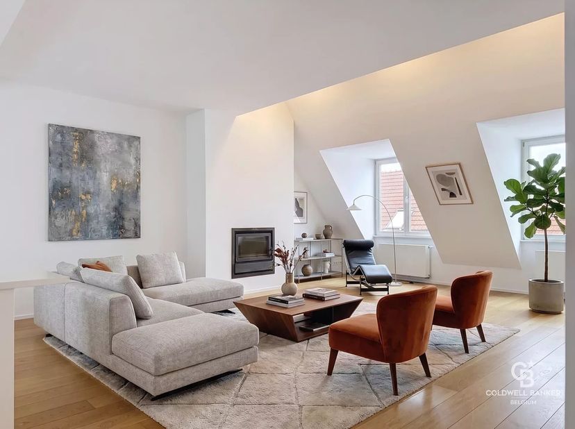 Appartement van 124 m² op de 4e en laatste verdieping, bestaande uit een inkomhal met kasten, ruime en lichte woonkamer met open haard, open ingericht