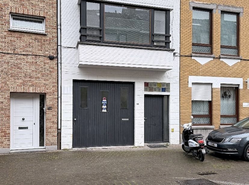 Dit recent gerenoveerd appartement in Oostende bestaat uit: inkomhal - woonkamer - keuken - afzonderlijk toilet - badkamer - 2 slaapkamers - terras.<b