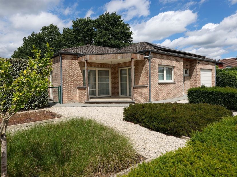 Knappe gelijkvloerse woning met 3 slaapkamers en ruime garage op rustige en groene locatie nabij Bokrijk<br />
<br />
Ligging: <br />
+ Rustige en